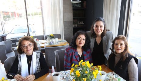  María de Lourdes Huerta, Eulalia Huerta, Carmen Huerta y Nidia Olguín.