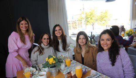  María José Díaz, Gaby Ponce, Marisol Cabrera, Lucía y Sofía Cabrera.