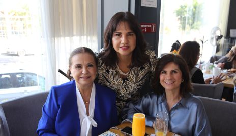  Dora Cabrera, Margarita de Cabrera y Lucía Escobedo.