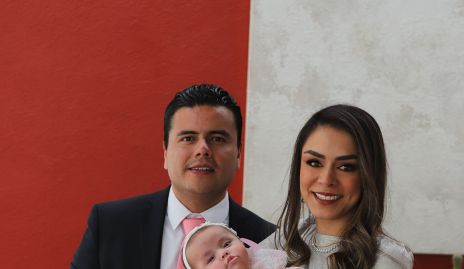  Carlos Gallardo y Paulina Rodríguez con su hija María.
