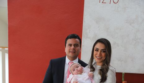  Carlos Gallardo y Paulina Rodríguez con  su hija María.