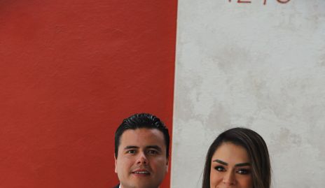  Carlos Gallardo y Paulina Rodríguez con  su hija María.