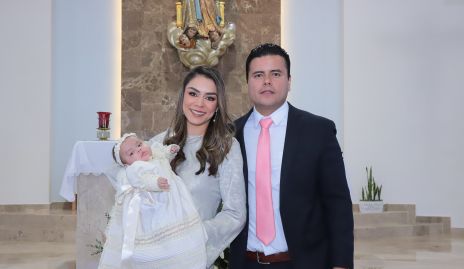  Paulina Rodríguez y Carlos Gallardo con su hija María.
