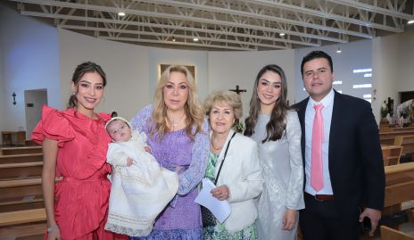  Claudia Rodríguez, Claudia Hermosillo, Josefina Hernández, Paulina Rodríguez y Carlos Gallardo con María.