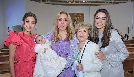  Claudia Rodríguez,  Claudia Hermosillo, Josefina Hernández y Paulina Rodríguez con María.