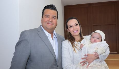  Jonatán Magaña y Alba Licón con su ahijada María Gallardo.