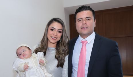  Paulina Rodríguez y Carlos Gallardo con su hija María.