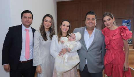  Carlos Gallardo, Paulina Rodríguez, Alba Licón, Jonatán Magaña y Claudia Rodríguez con María.