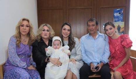  Claudia Hermosillo, Carla Serna, Paulina Rodríguez, Cacho Rodríguez y Claudia Rodríguez con María.