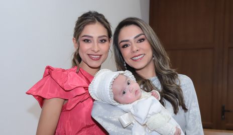  Claudia y Paulina Rodríguez Hermosillo con María.
