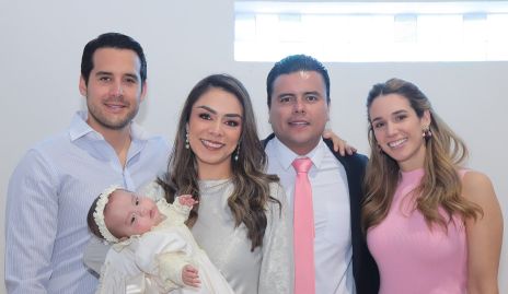  Samuel Hernández, Paulina Rodríguez, Carlos Gallardo y María Stevens con María.