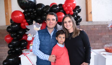  Víctor Huerta y Ana Isabel Navarro con su hijo Lorenzo.