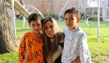  Elizabeth Berrones con sus hijos José Manuel y Diego Ruiz.