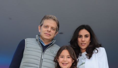 Juan Carlos Feres e Irasema Abud con su hija Emilia.