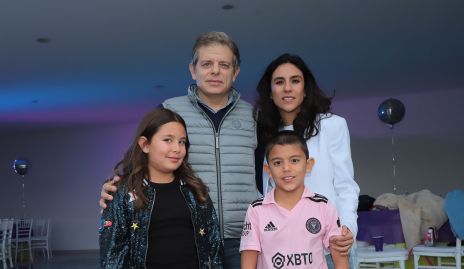  Juan Carlos Feres e Irasema Abud con sus hijos Emilia y Juan Carlos.