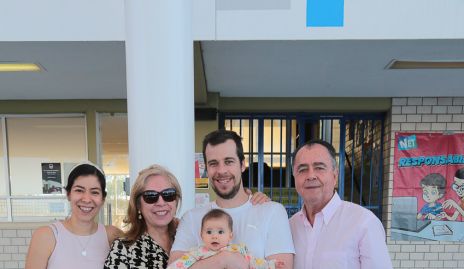  Enrique González y Beatriz Díaz Infante con sus hijos y nieto.