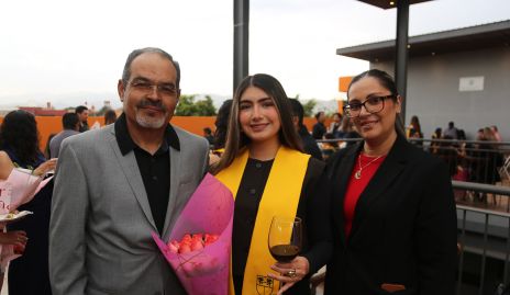  Gustavo Gutiérrez, Melanie y Vanesa García.
