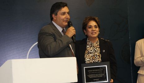  Alejandro Espinosa Abaroa entregando un reconocimiento a Irma Laura Chávez.