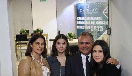  Juan Carlos Banda Calderón con su esposa e hijas.