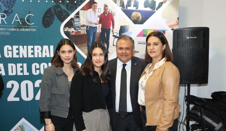  Juan Carlos Banda Calderón con su esposa e hijas.