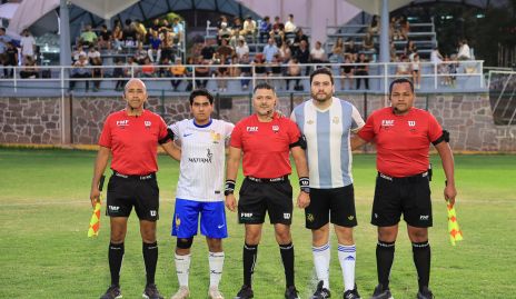 Los Capitanes con el cuerpo de arbitraje.