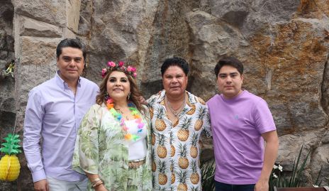  Leticia López de Longoria con su esposo y sus hijos Christian y Edgardo Longoria.