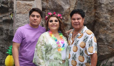  Leticia López de Longoria con sus hijo Christian Longoria y su esposo.