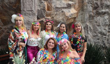  Leticia López de Longoria con sus amigas.