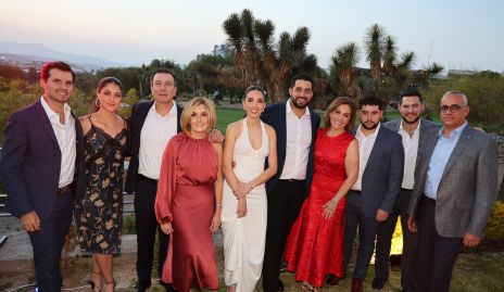 Los novios con sus papás y hermanos.