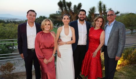  Los novios con sus papás Federico Alcalde, Silvia Aguilar, Valeria Alcalde, Carlos Barba, Ángeles Barba y Enrique Morales.
