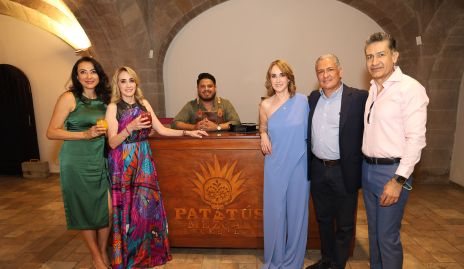  Paty Veliz, Gaby Torre, Adriana Torre, Armando Rubio y Alan Martínez.