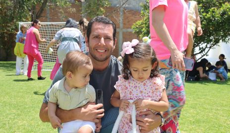  Juan Pablo Castillo con sus hijos.