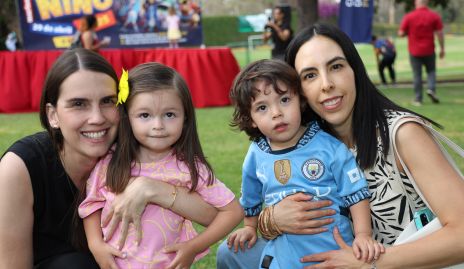  Ana Gaby González y Paula, Gastón Meade y Mariana Tobías.