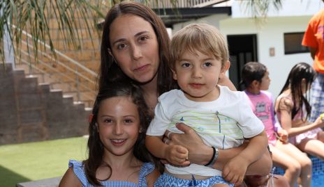  Begoña del Valle con sus hijos Begoña y Fernando.