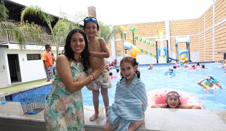  Claudia Díaz de León con sus hijos Iker, Natalia e Inés.