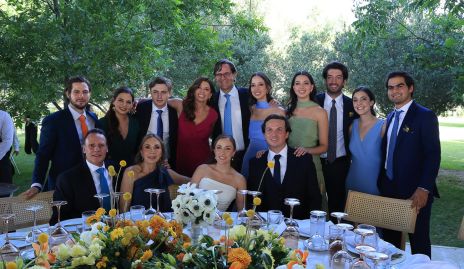  Los novios con sus papás y hermanos.