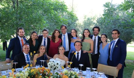  Los novios con sus papás y hermanos.