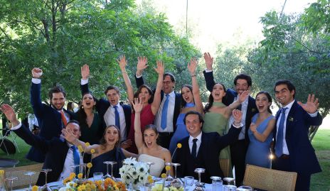  Los novios con sus papás y hermanos.