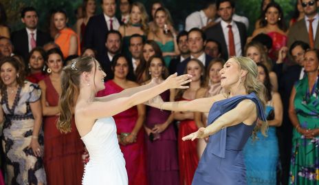  Celina Gallegos bailando con su mamá Celina Conde.