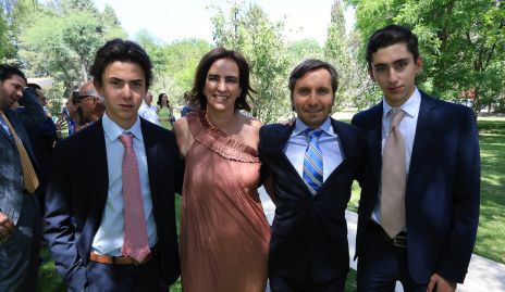  Ale Güemes y Mateo Conde con sus hijos.