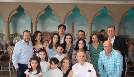  Jesús Conde Mejía con sus esposa Cube, sus hijos, hijos políticos y nietos.