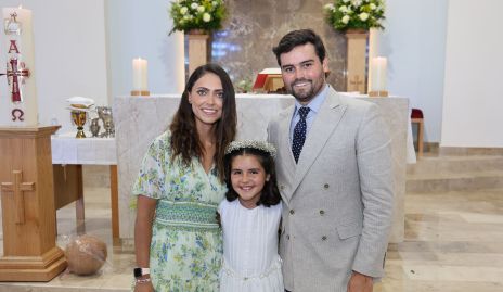  Elisa Ramírez y Rodrigo Labastida con su ahijada Paula.