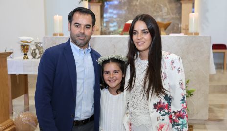 Fernando Labastida y Andrea Espinosa con su ahijada Paula.