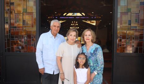  Sarah Bretzfelder Alcalde con sus abuelitos Rebeca Torres, Federico Alcalde y Graciela Rivera.