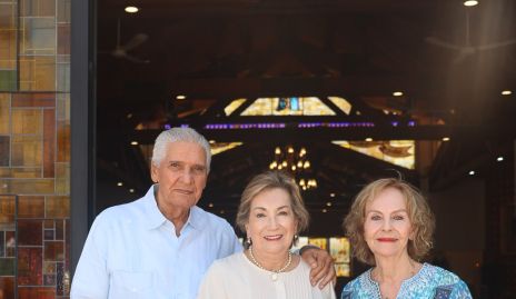  Sarah Bretzfelder Alcalde con sus abuelitos Rebeca Torres, Federico Alcalde y Graciela Rivera.