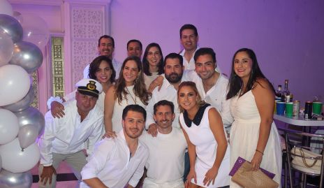 Benjamín Jiménez Gallegos con sus amigos.