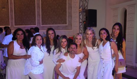  Benjamín Jiménez Gallegos con sus amigas.