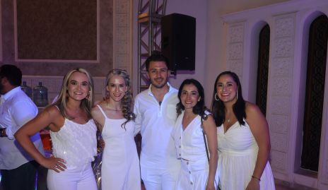  Benjamín Jiménez Gallegos con sus amigas.