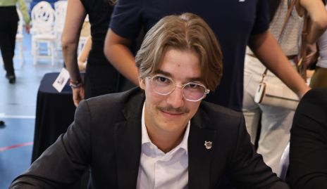  Javier Hernández firmando su título de Licenciado en Estrategia y Transformación de Negocios.
