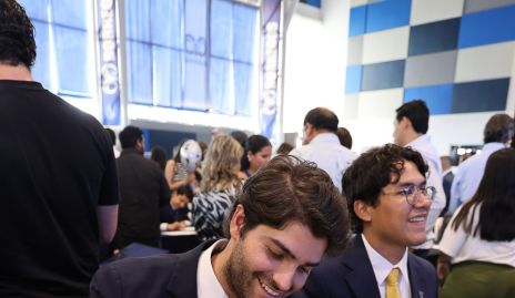  Santiago Gómez Urrutia, firmando su título de Licenciado en Finanzas.